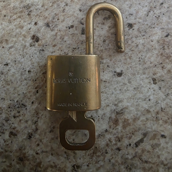 LV Louis Vuitton Lock & Key 321 - Picture 2 of 3